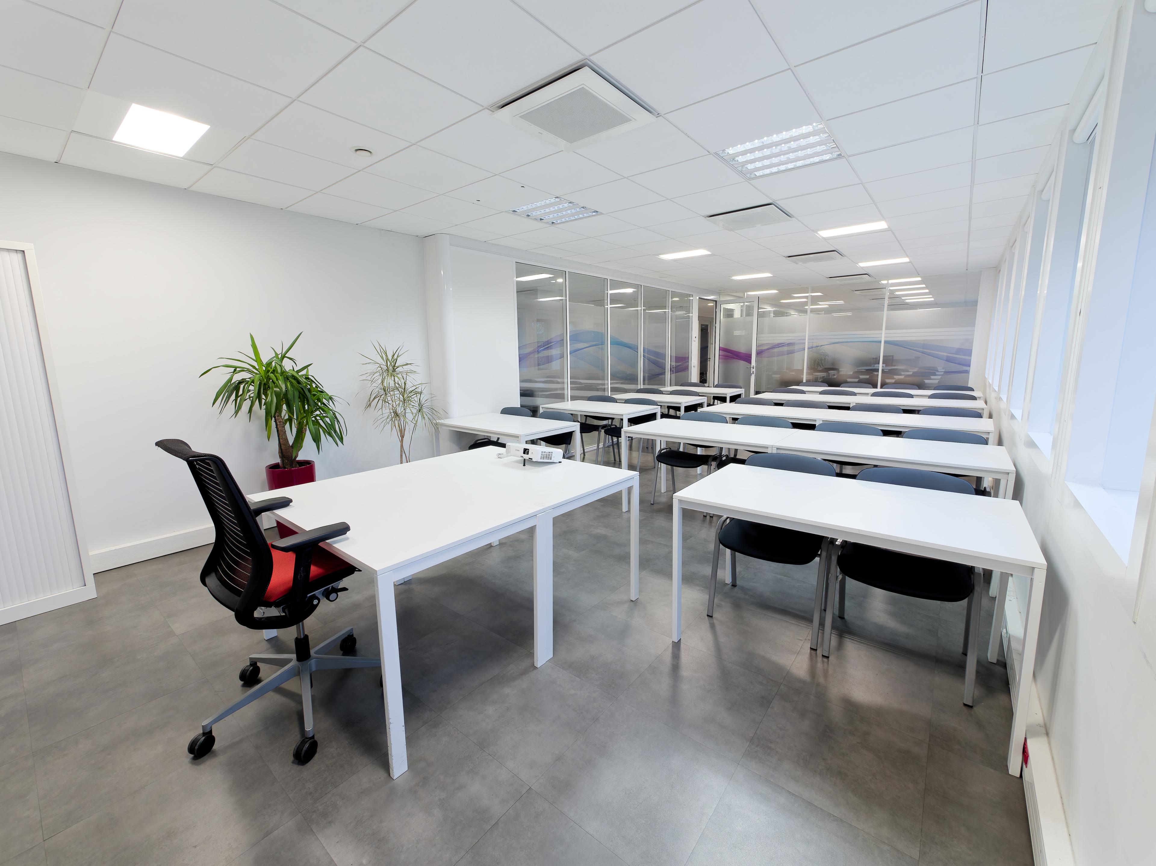 Espace de travail partagé avec plusieurs postes et tables